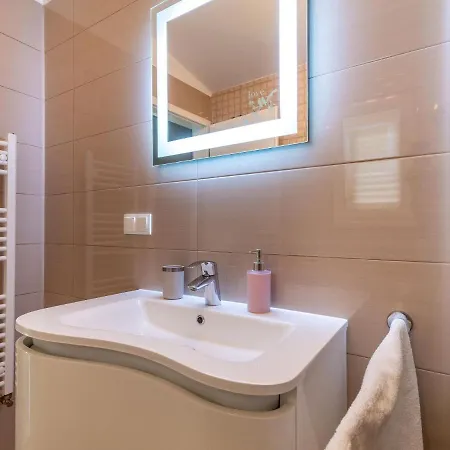 Spacious In A Quiet Area Apartment Trogir