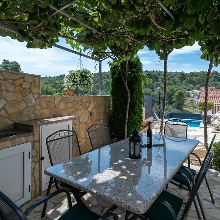 Spacious In A Quiet Area Apartment