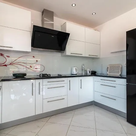 Spacious In A Quiet Area Apartment Trogir