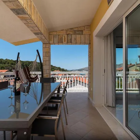 Spacious In A Quiet Area Apartment