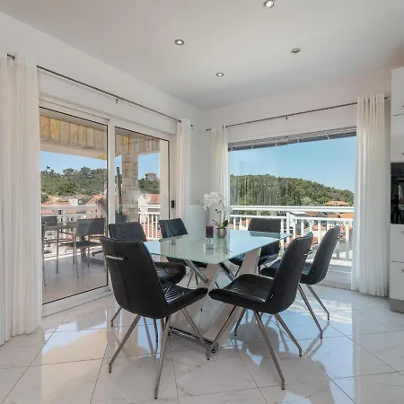 Spacious In A Quiet Area Apartment *