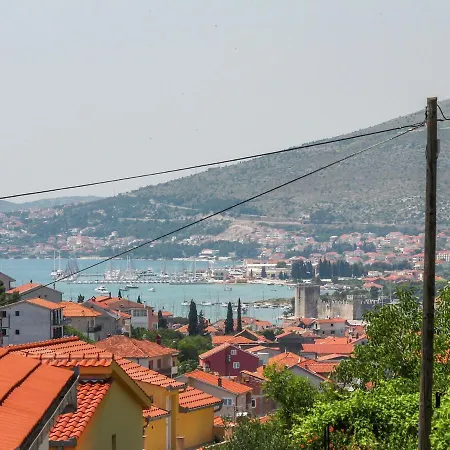 Spacious In A Quiet Area Apartment Trogir
