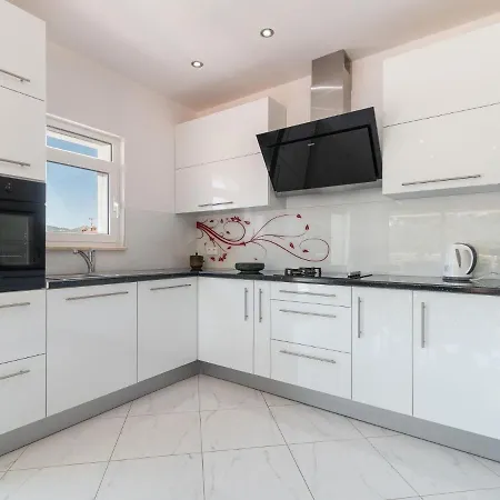 Apartment Spacious In A Quiet Area *