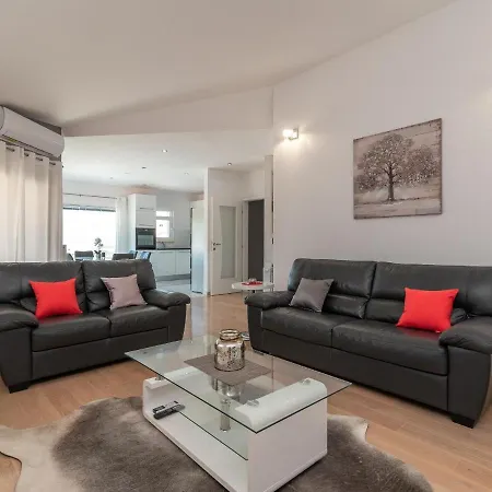 Spacious In A Quiet Area Apartment