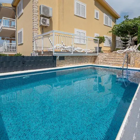 Spacious In A Quiet Area Apartment *